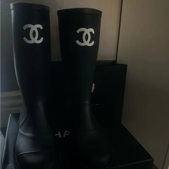 CHANEL RAIN BOOTS - Picture 3 of 7
